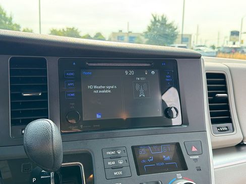 Used 2017 Toyota Sienna LE AWD/4WD image 11