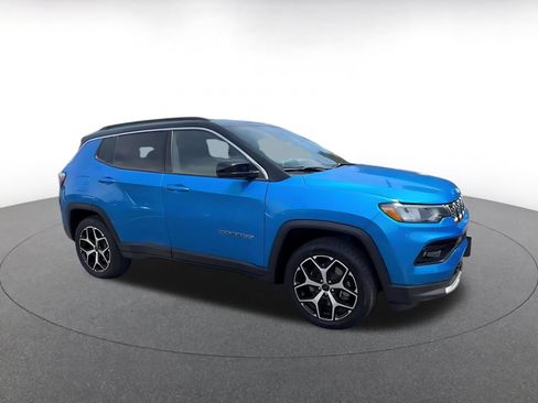 Used 2025 Jeep Compass Limited AWD/4WD image 2