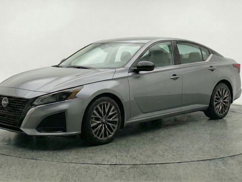 Used 2025 Nissan Altima 2.5 SV image 3