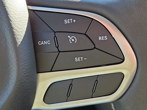 Used 2023 Chrysler Voyager LX image 32