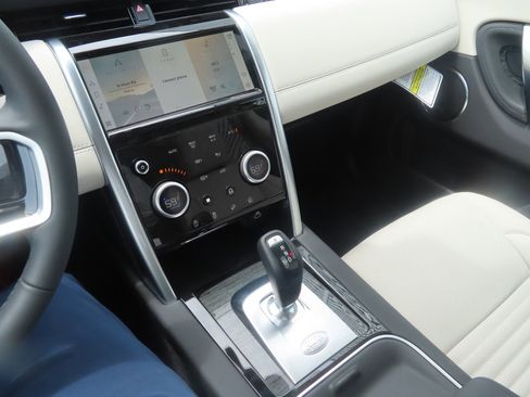 Used 2023 Land Rover Discovery Sport SE image 18