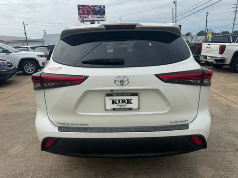 Used 2021 Toyota Highlander XLE AWD/4WD image 4