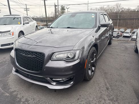 Used 2022 Chrysler 300 Touring L w/ Safetytec Plus Group image 2