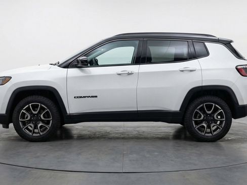 Used 2025 Jeep Compass Trailhawk image 4