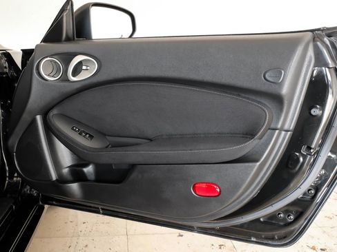 Used 2014 Nissan 370Z Roadster image 34