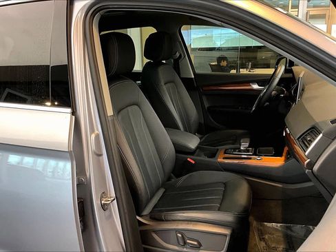 Certified 2023 Audi Q5 2.0T Premium w/ Convenience Package image 8