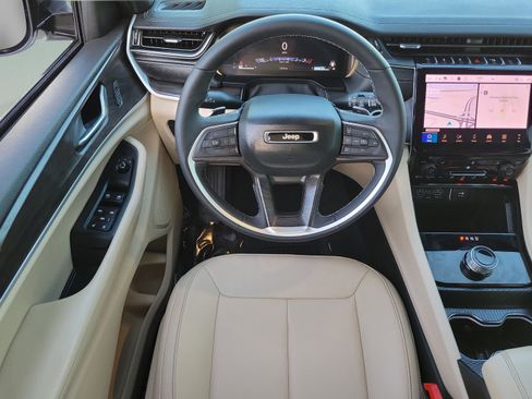 Used 2025 Jeep Grand Cherokee L Limited RWD image 9