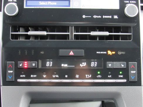 Used 2019 Toyota Avalon Limited image 25