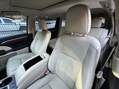 Used 2017 Toyota Highlander Limited image 12