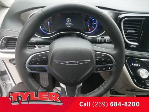 Used 2023 Chrysler Pacifica Touring-L FWD image 30