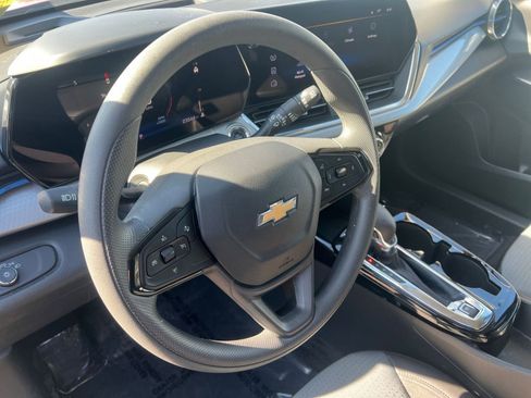 Used 2025 Chevrolet Trax LT FWD image 28