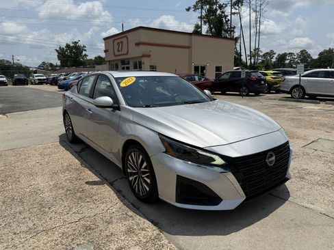 Used 2023 Nissan Altima 2.5 SV w/ SV Premium Package FWD image 3