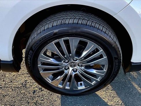 Used 2022 Toyota Venza XLE image 8