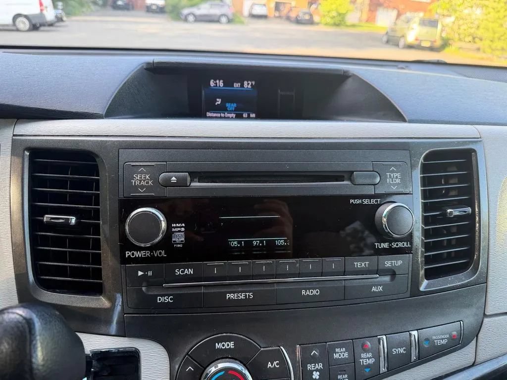 Used 2013 Toyota Sienna LE FWD image 19