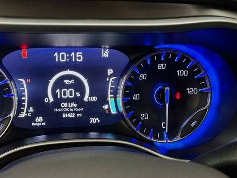 Used 2024 Chrysler Pacifica Touring-L image 12