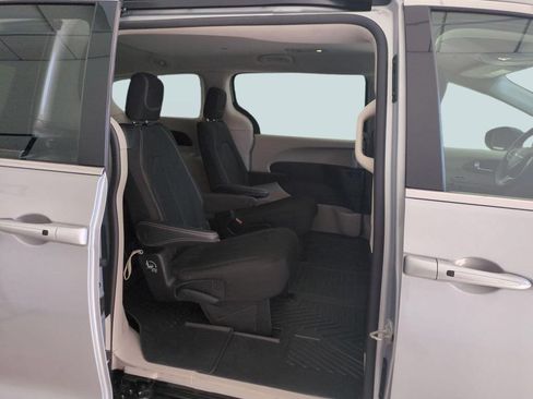 Used 2022 Chrysler Voyager LX FWD image 26