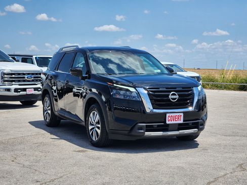 Used 2025 Nissan Pathfinder SL FWD image 3