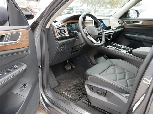 Certified 2025 Volkswagen Atlas SE image 12