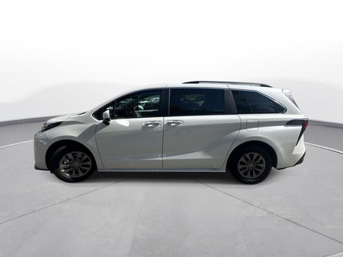Certified 2026 Toyota Sienna XLE FWD image 9