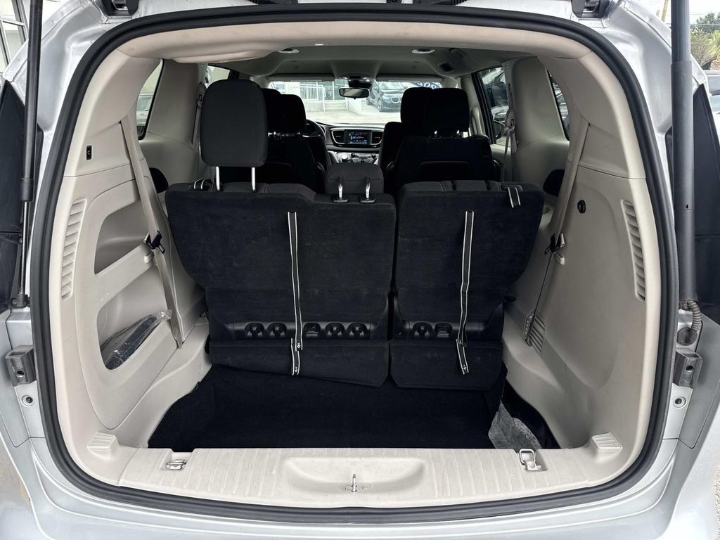Used 2023 Chrysler Voyager LX FWD image 9