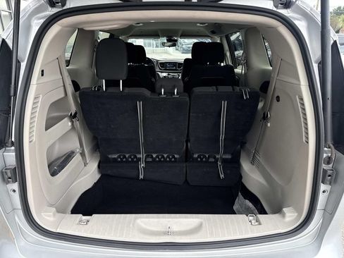 Used 2023 Chrysler Voyager LX FWD image 9