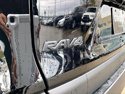 Used 2025 Toyota RAV4 XLE image 28