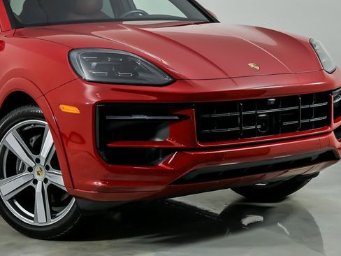 Used 2024 Porsche Cayenne image 3