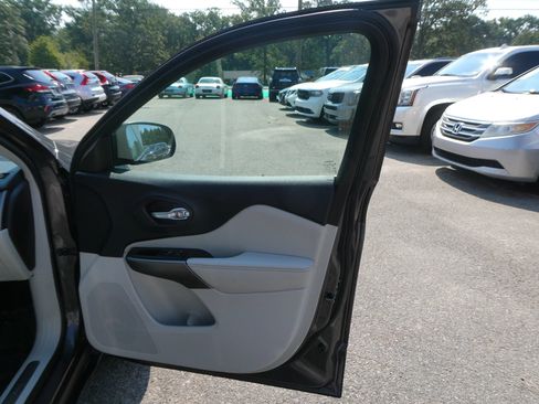 Used 2019 Jeep Cherokee Limited FWD image 24