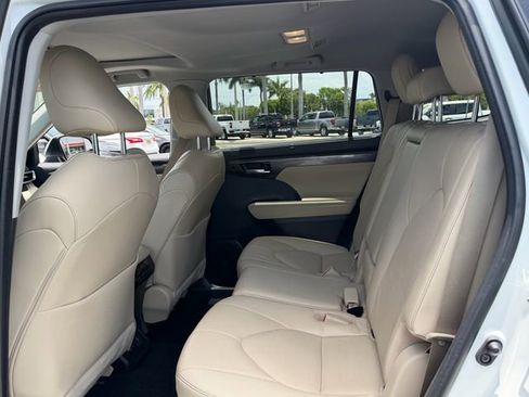 Used 2023 Toyota Highlander Limited FWD image 12
