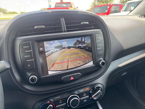 Used 2025 Kia Soul LX w/ LX Technology Package FWD image 22