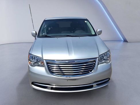 Used 2011 Chrysler Town & Country Touring FWD image 8