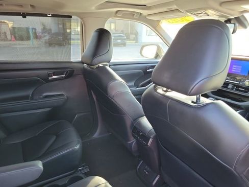 Used 2023 Toyota Highlander L image 33