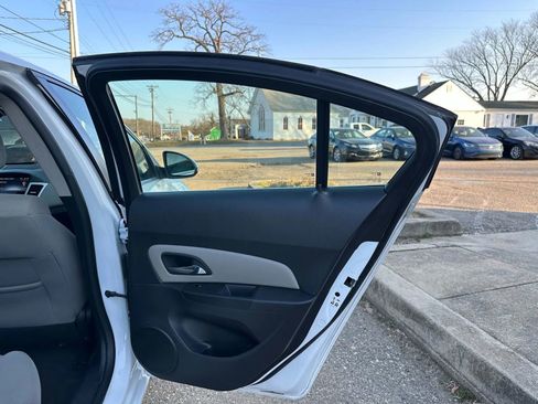 Used 2016 Chevrolet Cruze LT image 19