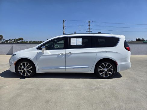 Used 2018 Chrysler Pacifica Limited w/ Tire & Wheel Group FWD image 7