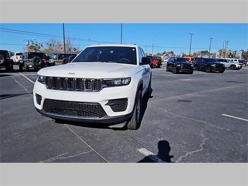 Used 2024 Jeep Grand Cherokee Laredo w/ Trailer Tow Package image 22