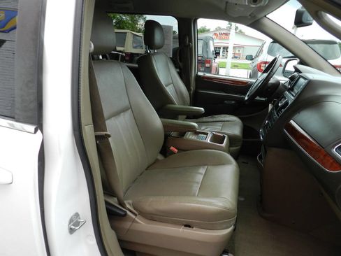 Used 2014 Chrysler Town & Country Touring image 12