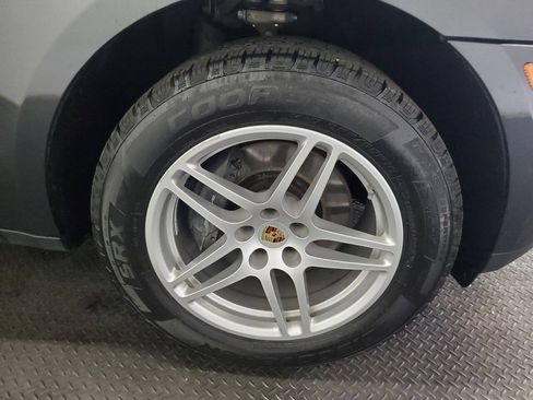 Used 2018 Porsche Macan AWD/4WD image 21