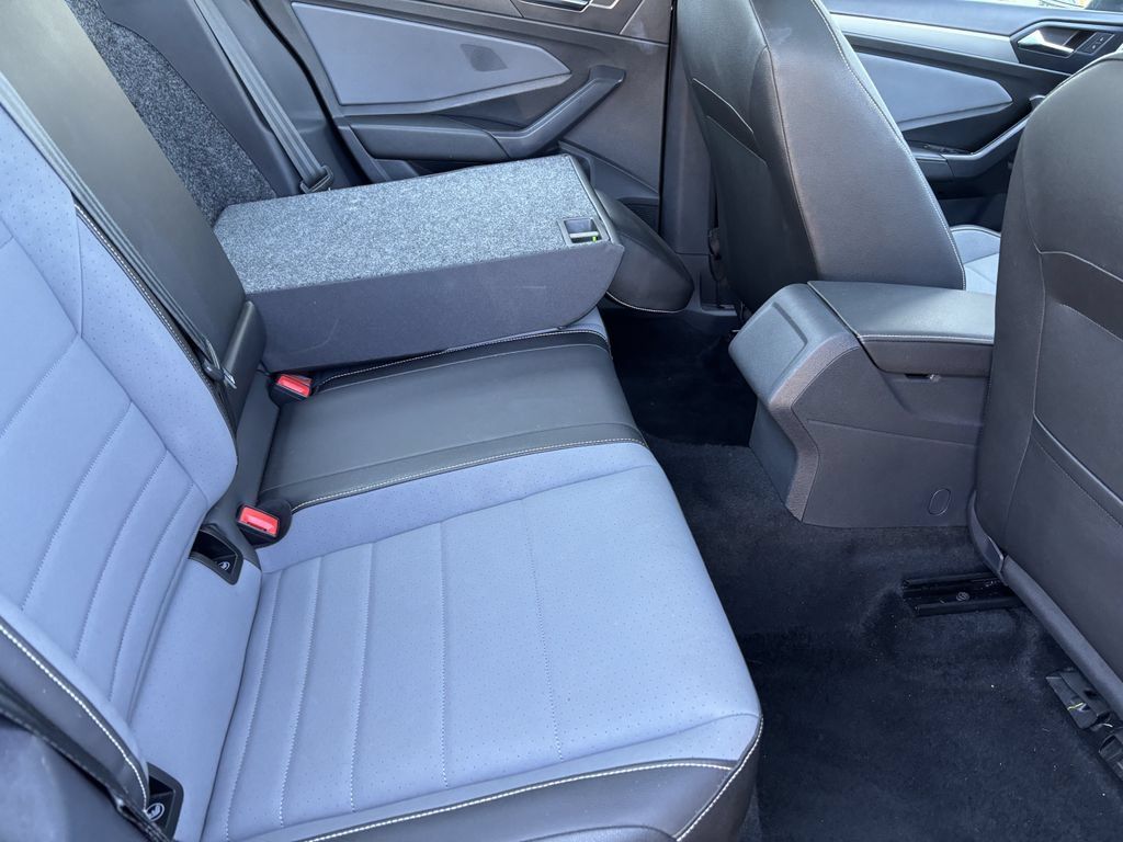 Used 2025 Volkswagen Jetta SE FWD image 27