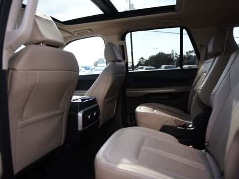 Used 2024 Ford Expedition Limited image 10