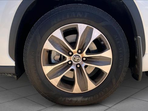 Used 2021 Toyota Highlander XLE image 11