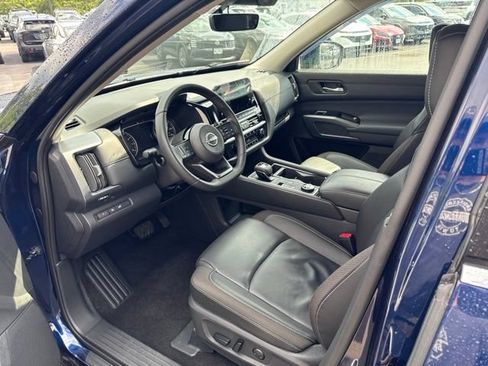 Used 2025 Nissan Pathfinder SL AWD/4WD image 9
