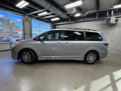 Used 2018 Toyota Sienna XLE w/ XLE Navigation Package image 2