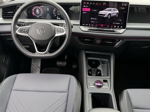 Used 2025 Volkswagen Tiguan SE FWD image 9