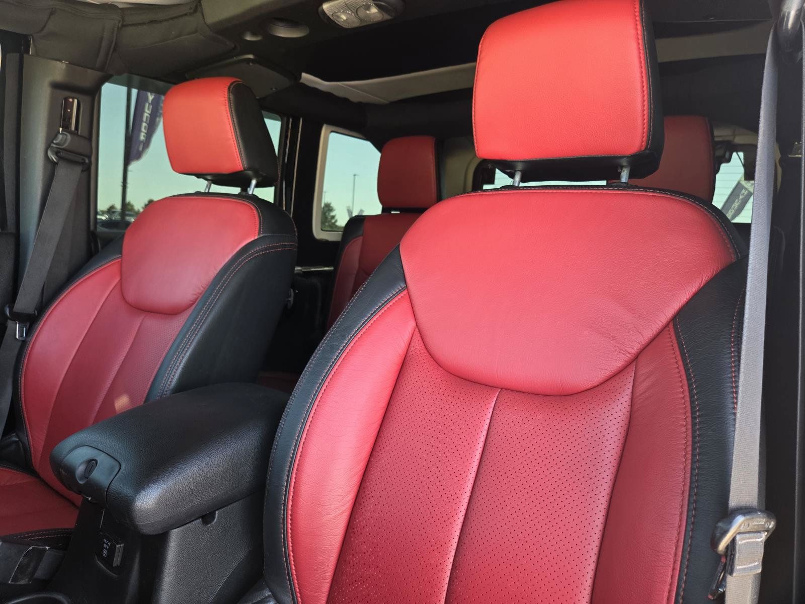 Used 2017 Jeep Wrangler Unlimited Sahara w/ Connectivity Group AWD/4WD image 22