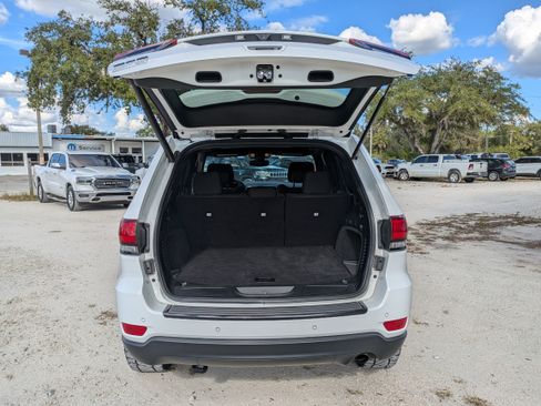 Used 2018 Jeep Grand Cherokee Laredo image 12