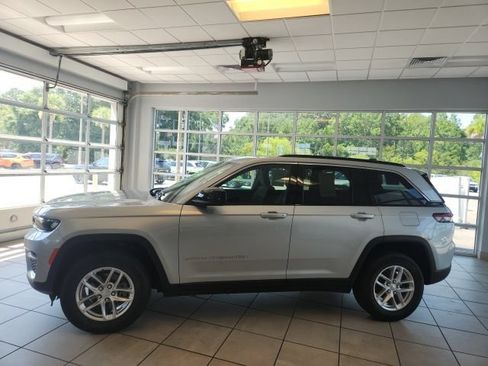 Certified 2025 Jeep Grand Cherokee Laredo X w/ Luxury Tech Group I RWD image 7