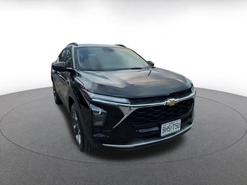 Used 2025 Chevrolet Trax LT image 3