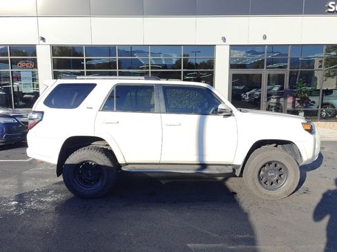 Used 2018 Toyota 4Runner SR5 Premium image 8