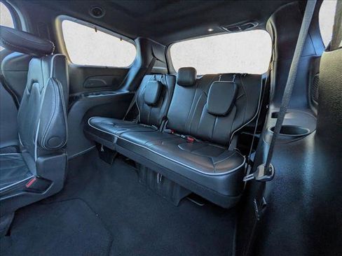 Used 2025 Chrysler Pacifica Limited image 19