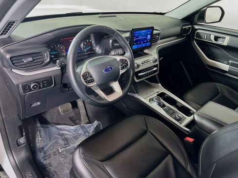 Used 2024 Ford Explorer XLT w/ Equipment Group 202A image 9